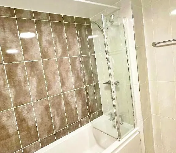 3 Bed House With Parking Near Airport Edinburgh