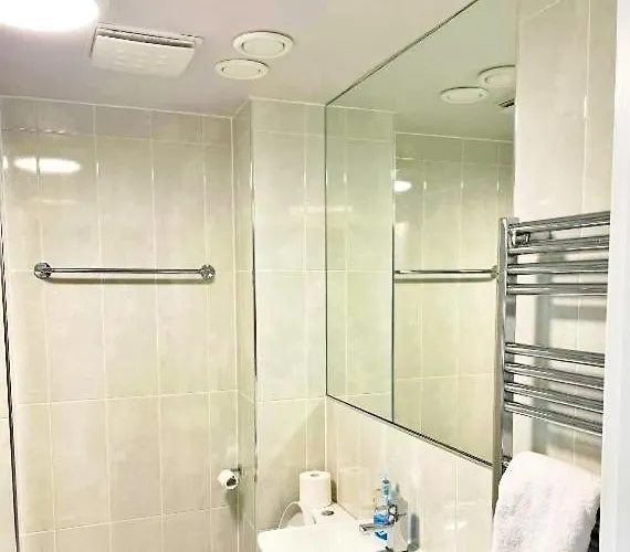 3 Bed House With Parking Near Airport Holiday home *