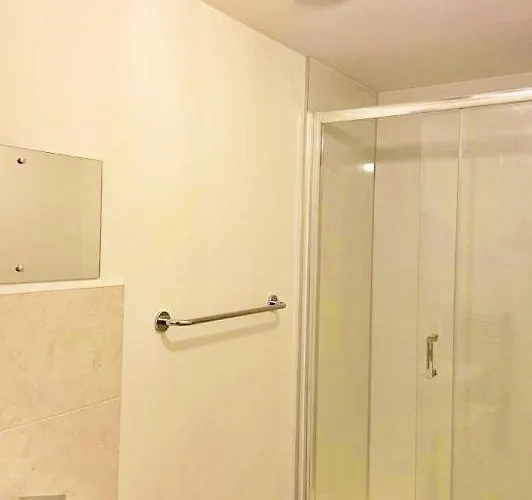 Holiday home 3 Bed House With Parking Near Airport *