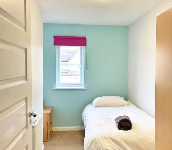 3 Bed House With Parking Near Airport