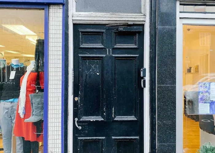 Chic Flat Close To Edinburgh, Airport, & Zoo Apartment