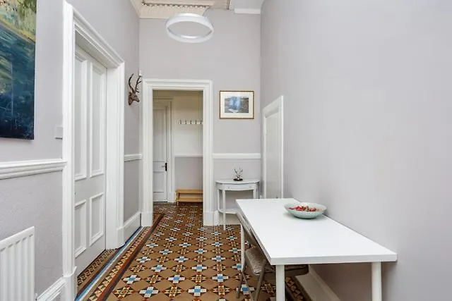 A Two Bedroom - Victorian At 8 Priestfield Road * 에든버러