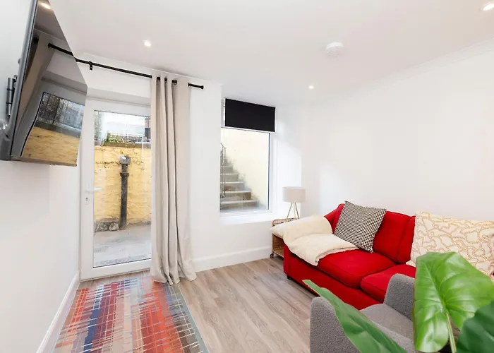 Joivy 3br Flat In Haymarket With Free Parking Apartamento