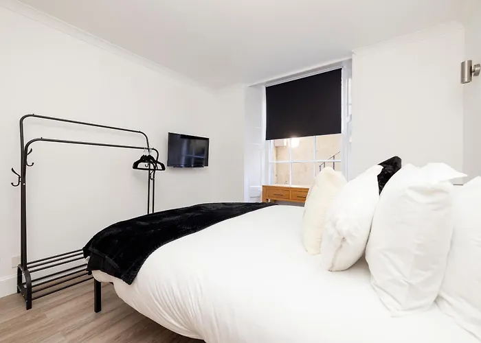 Joivy 3br Flat In Haymarket With Free Parking Edimburgo