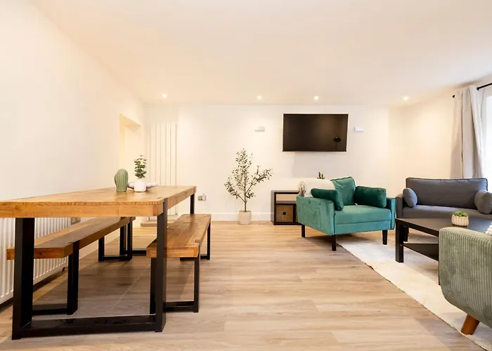 Joivy 3br Flat In Haymarket With Free Parking Apartamento