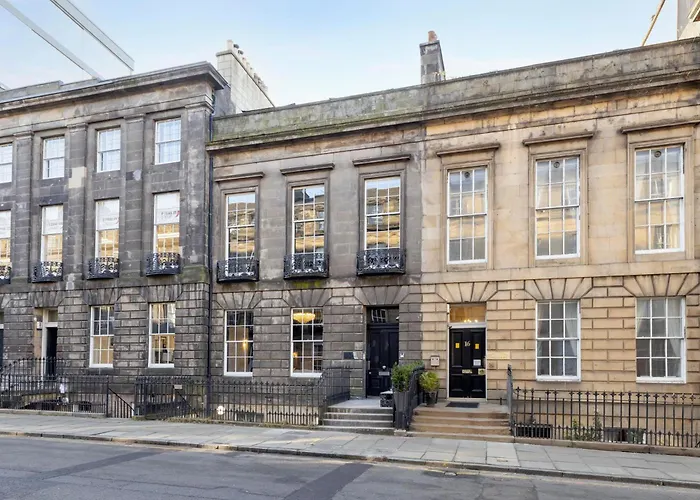 Joivy 3br Flat In Haymarket With Free Parking Apartamento *