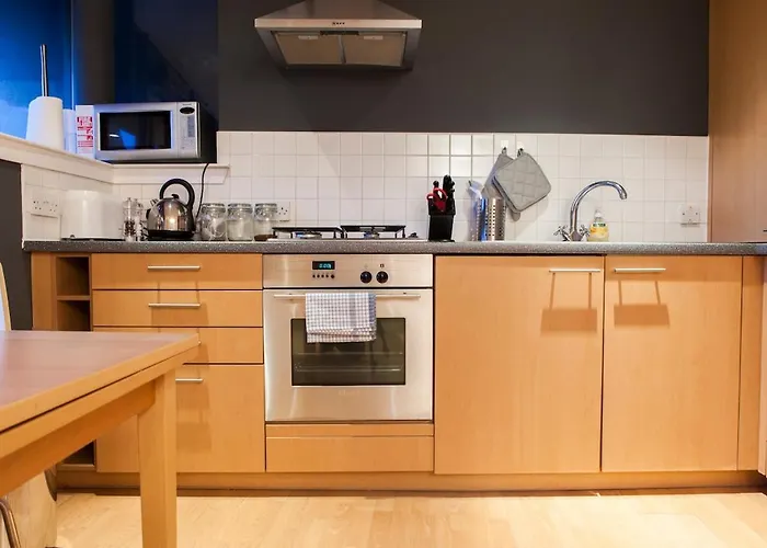 Bright & Stylish West End Apartament