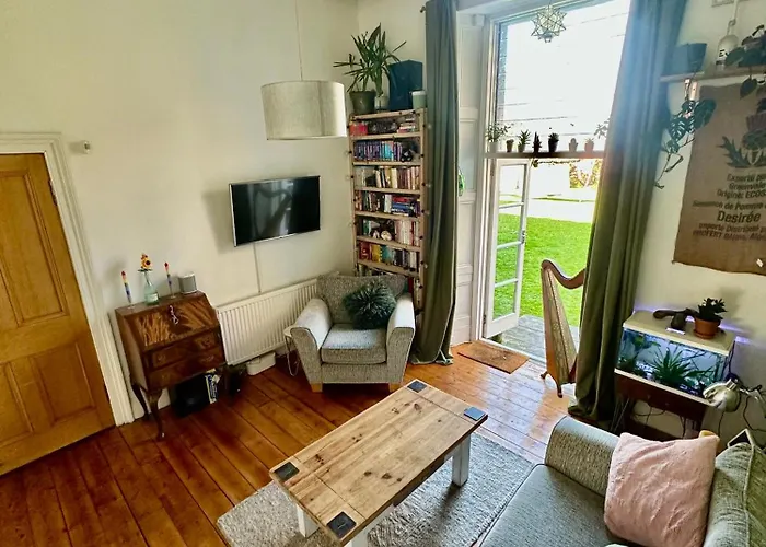 Quirky In Leith Apartment