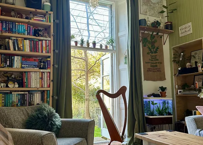 Quirky In Leith Apartment