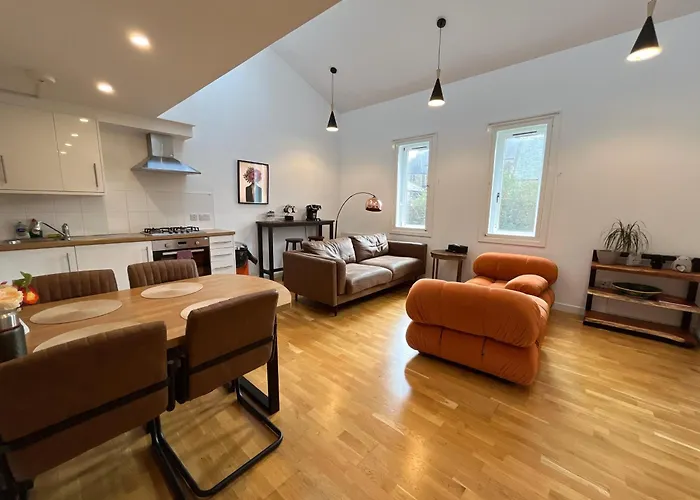 2 Bed 2 Bath With Private Parking * Edinburgh