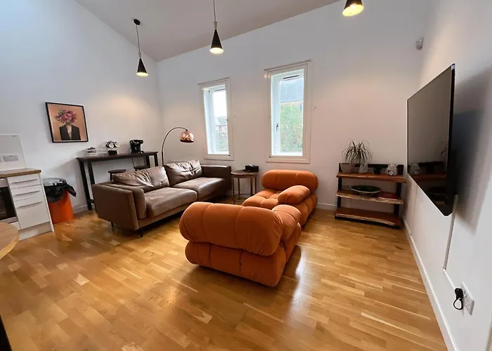 2 Bed 2 Bath With Private Parking * Edinburgh