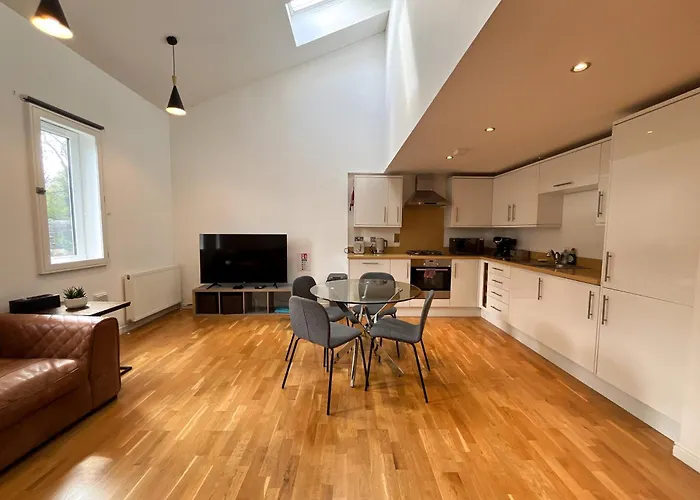 דירה Private Parking 2 Bed 2 Bath אדינבורו