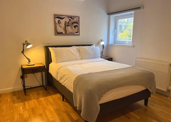 Private Parking 2 Bed 2 Bath דירה אדינבורו