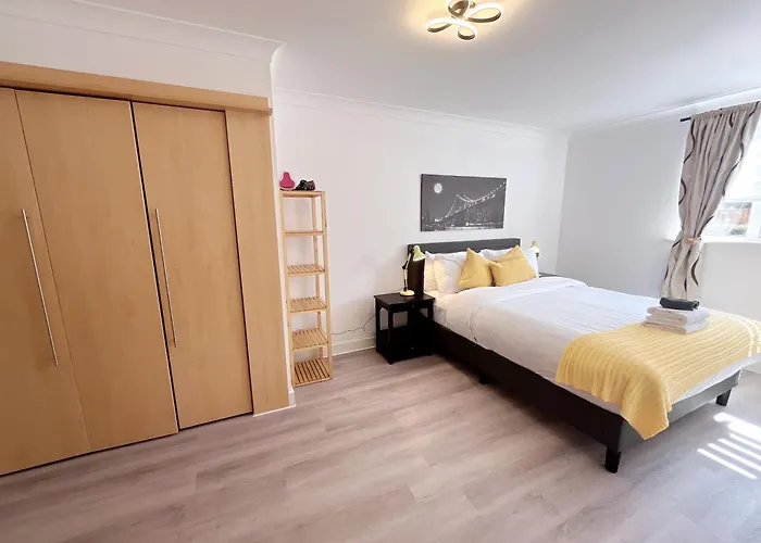 Quiet 2 Bedrooms And 2 Bathrooms With Free Parking Apartament