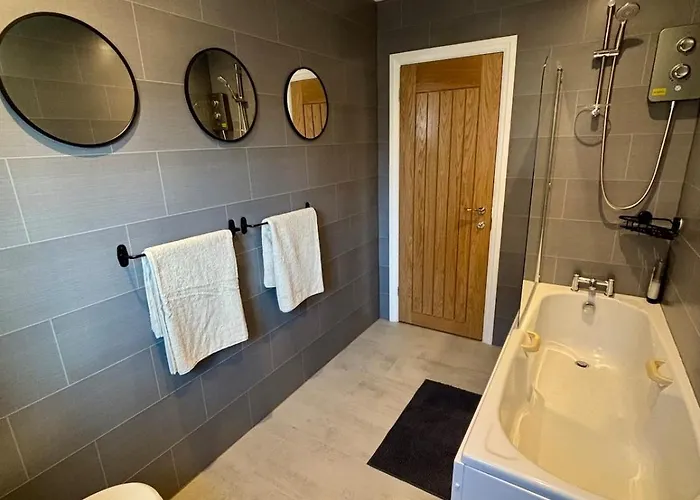 The Wheel House - Private Front Door And Free Parking
