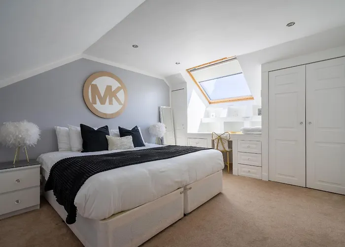 Centre House - 5 Bedrooms - Sleeps 9 - Parking