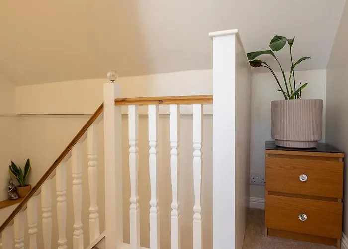 Centre House - 5 Bedrooms - Sleeps 9 - Parking *