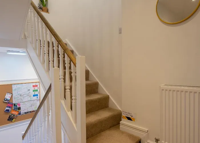 Centre House - 5 Bedrooms - Sleeps 9 - Parking *