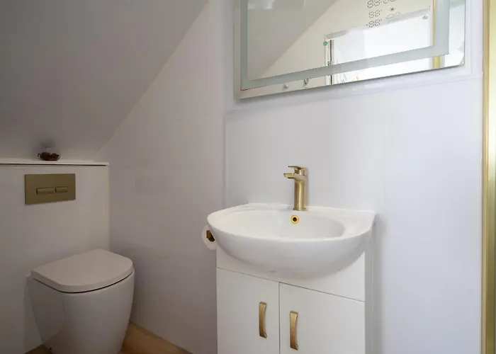 Centre House - 5 Bedrooms - Sleeps 9 - Parking