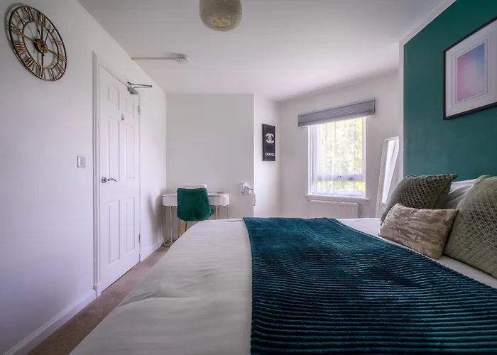 Centre House - 5 Bedrooms - Sleeps 9 - Parking