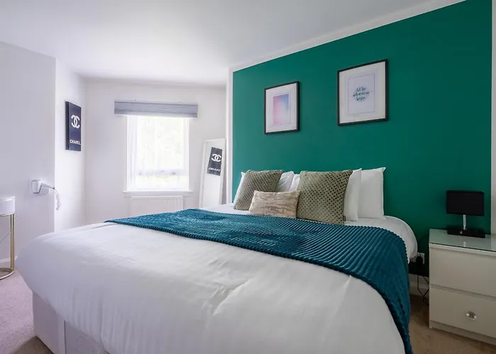 Centre House - 5 Bedrooms - Sleeps 9 - Parking