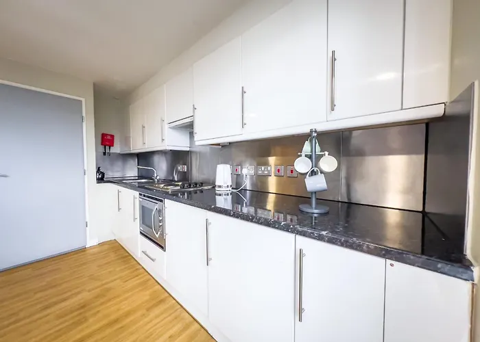Living At Lady Nicolson Court Апартаменты *