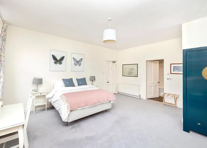 Charming With 2-bathroom And Private Entrance Apartment Edinburgh