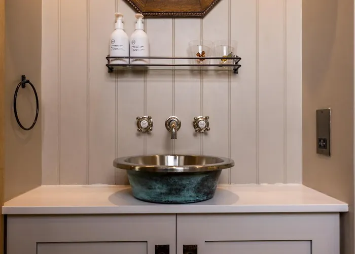 Luxury Wood Panelled West End Gf Flat
