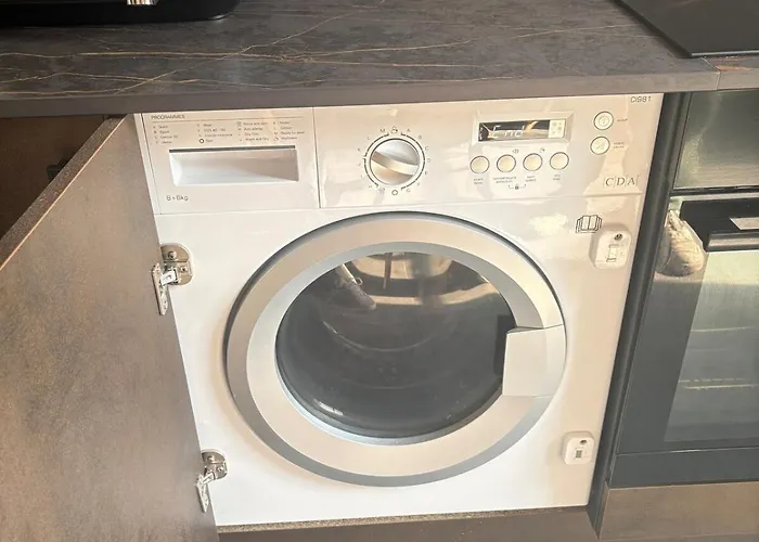 Spacious 2 Bed - Perfect Location Lejlighed