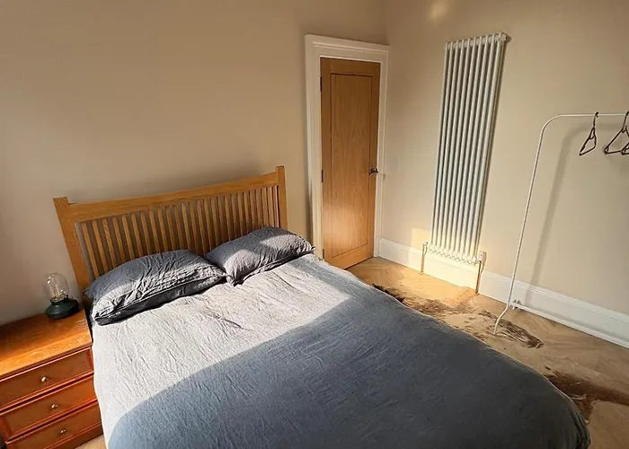 Spacious 2 Bed - Perfect Location Lejlighed