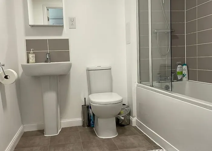 Newly Refurbished Large With Huge Garden *