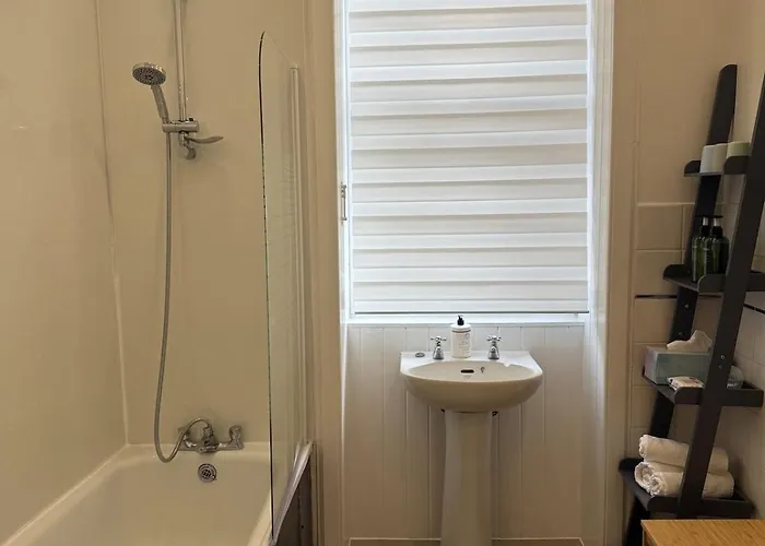 Quiet Garden View 2br Center Near Fringe Apartment