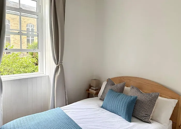 Quiet Garden View 2br Center Near Fringe *