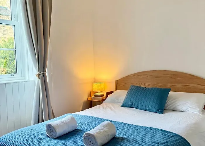 Quiet Garden View 2br Center Near Fringe Apartment