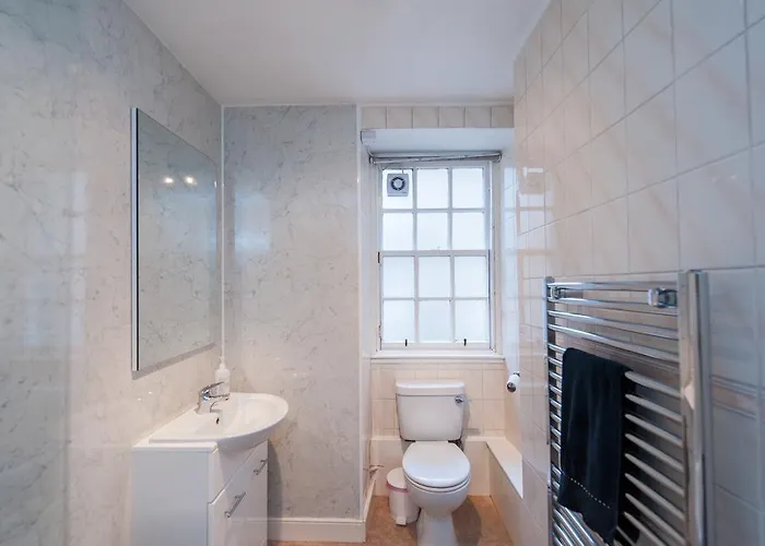 Apartment Writers View, Royal Mile *