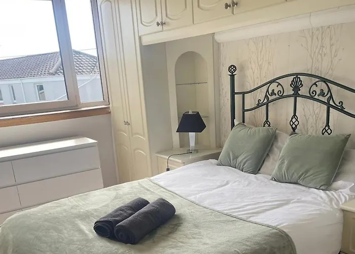 Free Parking - Sleeps 6 - - Good Location Edynburg