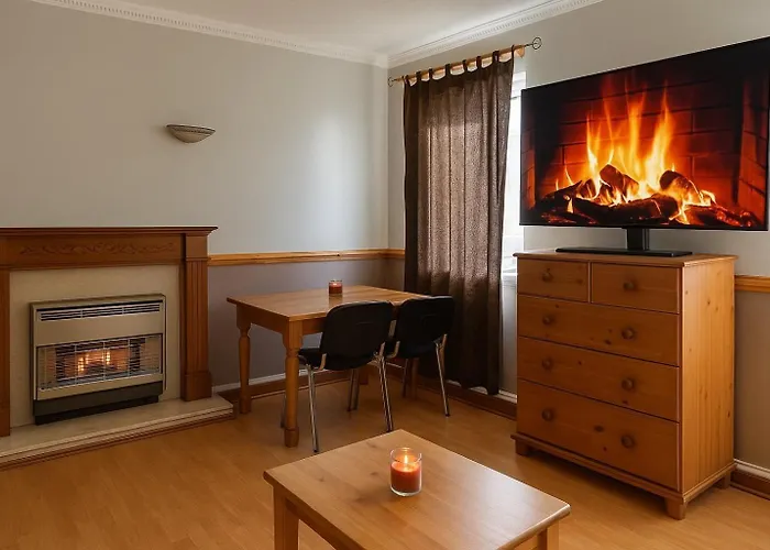 Spacious 3 Bedroom Flat *