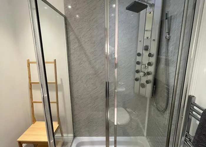 Апартаменты Bright 2 Bedroom Near The Meadows *