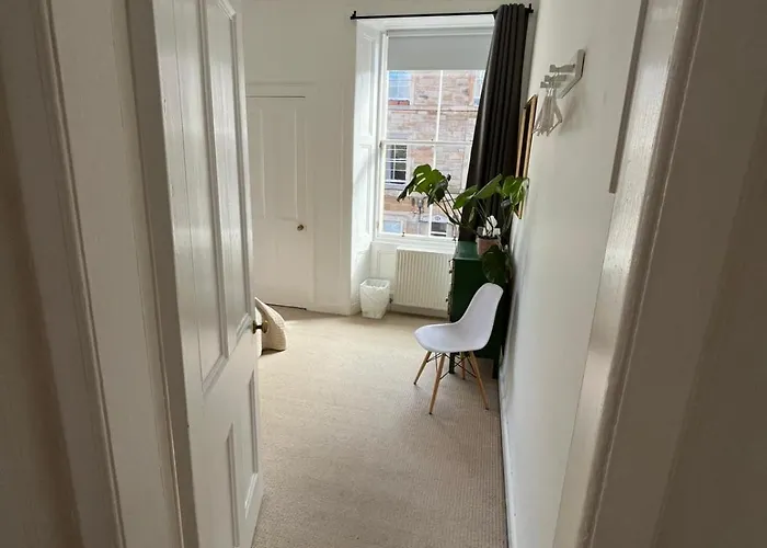 Апартаменты Bright 2 Bedroom Near The Meadows *