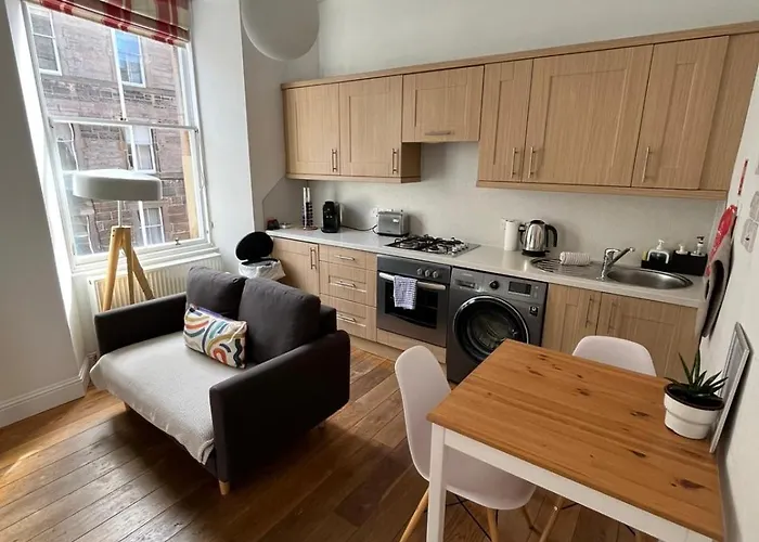 Апартаменты Bright 2 Bedroom Near The Meadows Эдинбург