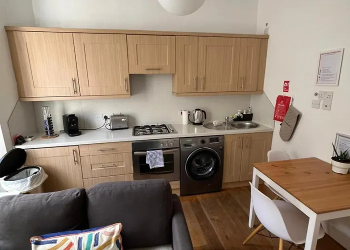 Bright 2 Bedroom Near The Meadows
