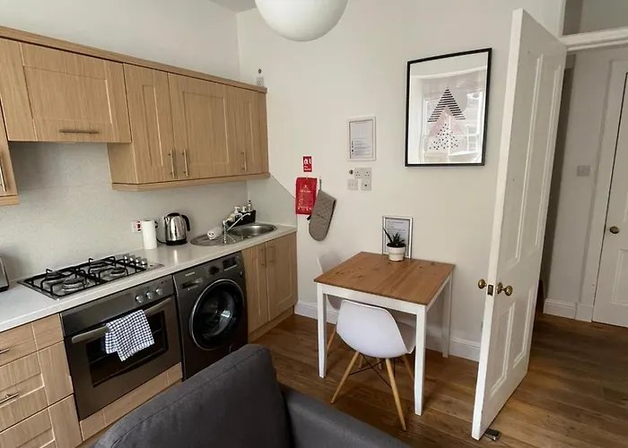 Апартаменты Bright 2 Bedroom Near The Meadows