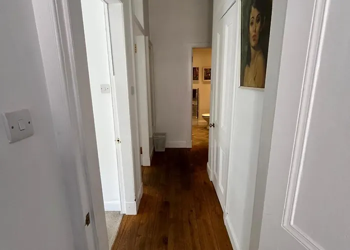 Апартаменты Bright 2 Bedroom Near The Meadows *