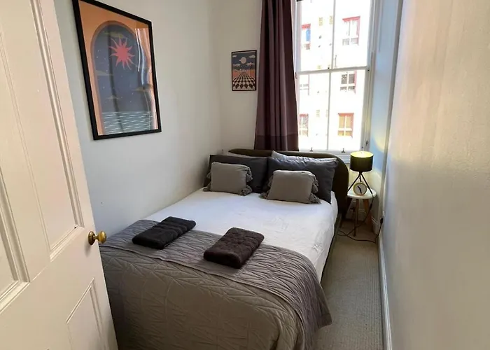 Апартаменты Bright 2 Bedroom Near The Meadows *