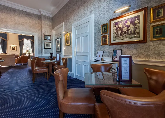 Royal Scots Club Hotel 3*