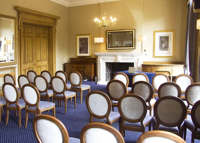 Royal Scots Club Hotel 3*