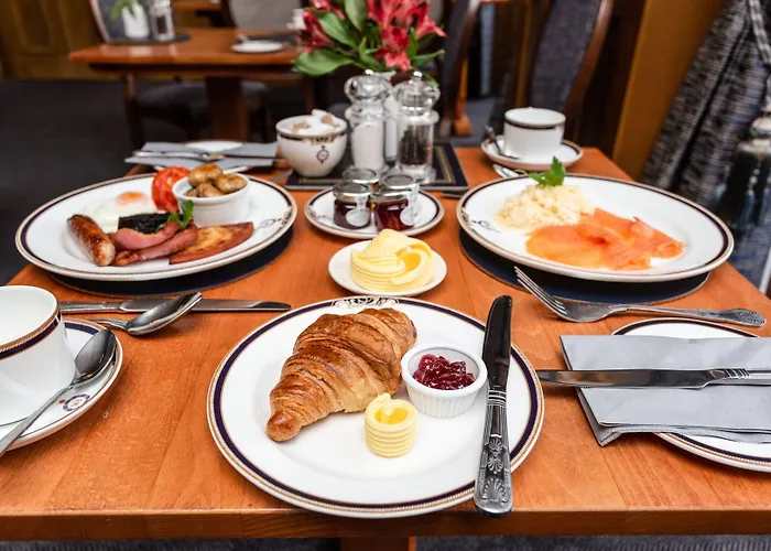 Royal Scots Club Hotel 3*