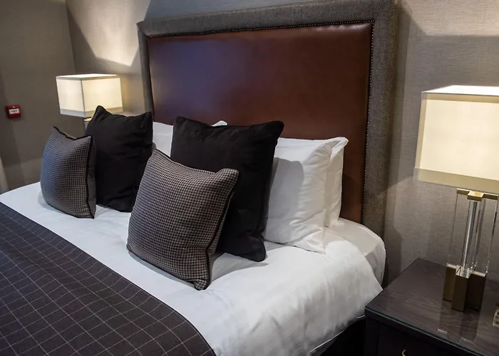 Royal Scots Club Hotel 3*