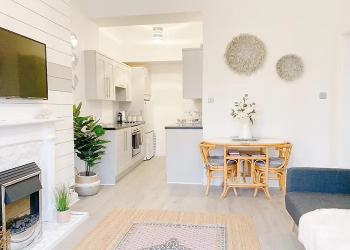 Chic Flat Close To Edinburgh, Airport, & Zoo Apartment *