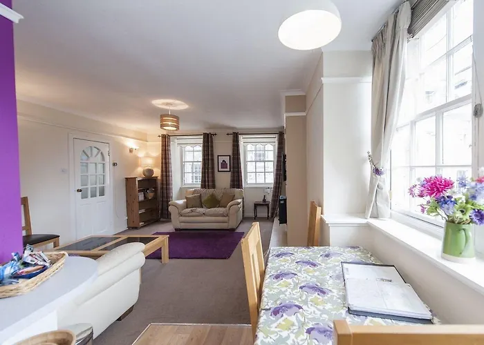Writers View, Royal Mile Apartment *